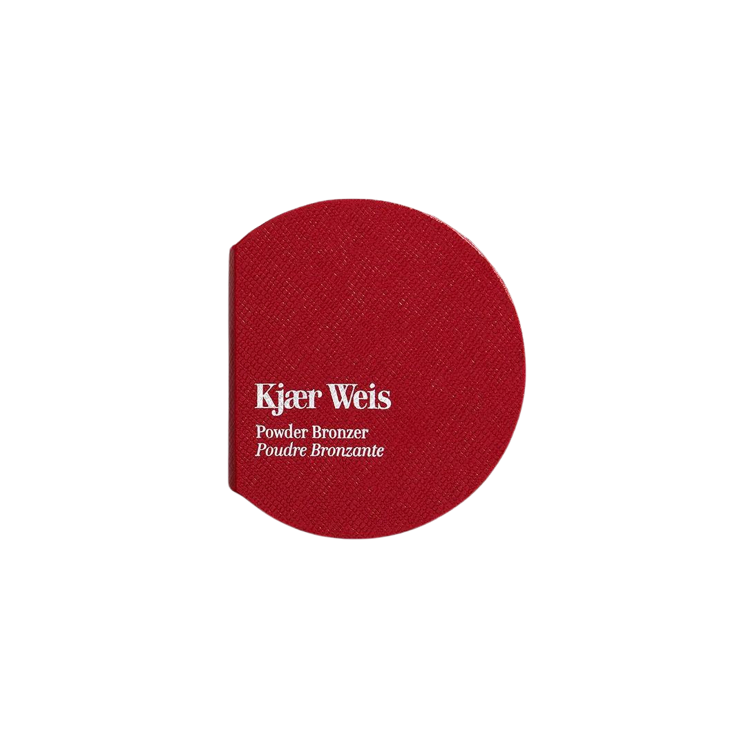 Kjaer Weis Powder Bronzer – runde rote Dose, weißer Hintergrund – Make-up