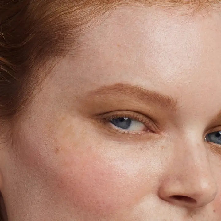 Cream Blush Embrace – natürlicher Rosaton auf Wangen, sanfter Glanz, hautnahes Make-up – Gesichtspflege