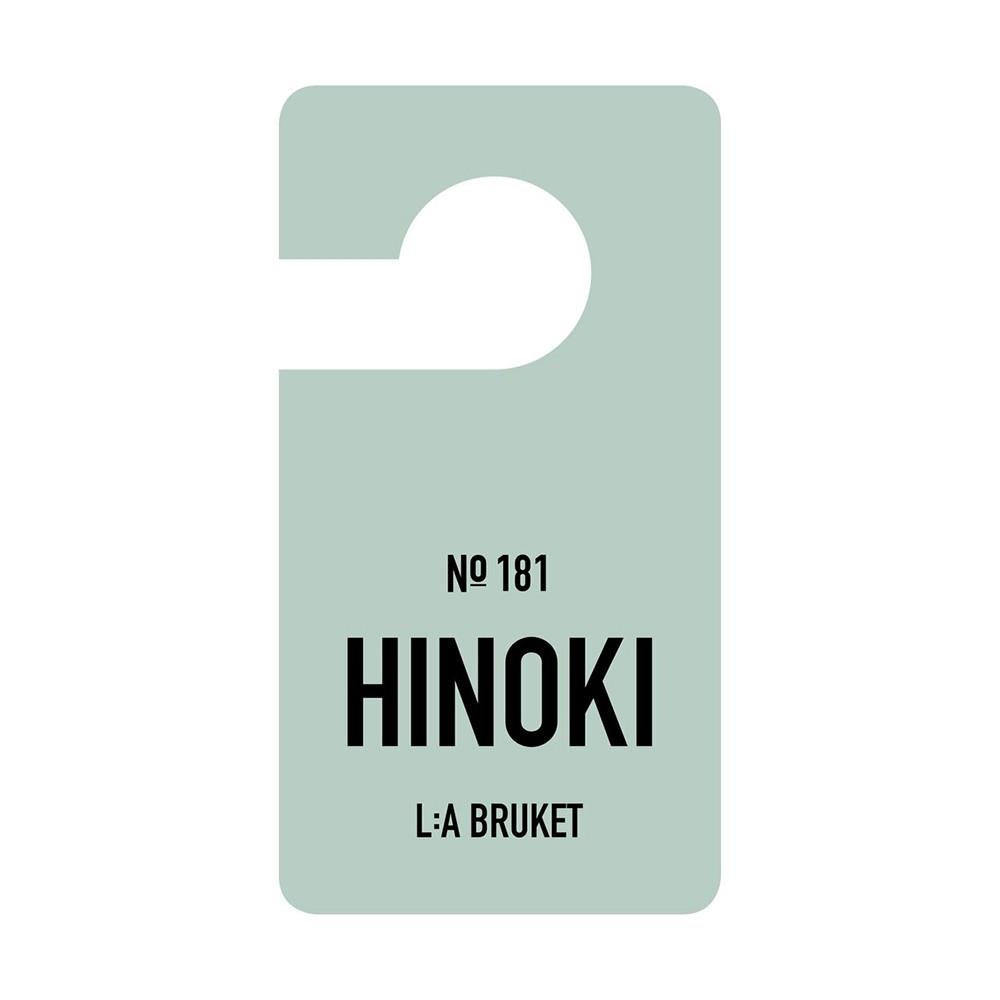 L:A BRUKET No. 181 Duftanhänger Hinoki – hellgrünes Rechteck mit schwarzer Schrift, weißer Hintergrund – Raumduft