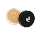 Hiro Mineral Foundation Cameo SPF 25 – durchsichtige Dose mit schwarzem Deckel, cremefarbener Puder, weißer Hintergrund – Make-up