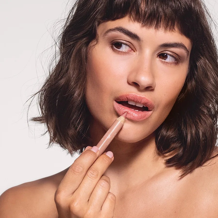 Lip Crayon Lychee 04 – rosafarbener Stift, weißer Hintergrund, natürlicher Lippenlook – Lippenpflege