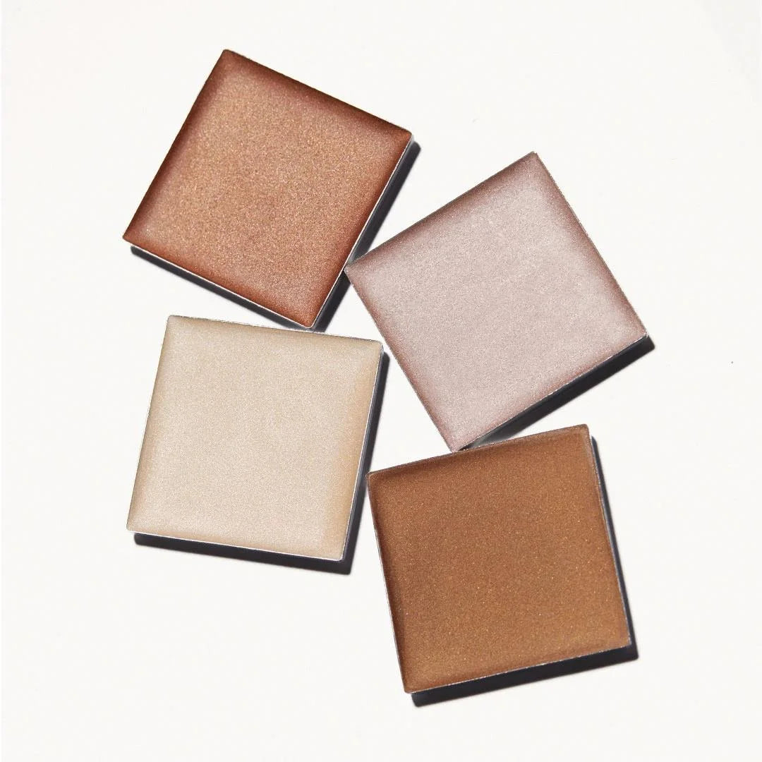 Cream Bronzer Lustrous – vier quadratische Kompaktpaletten in warmen Bronzetönen, weißer Hintergrund – Gesichtsbräune
