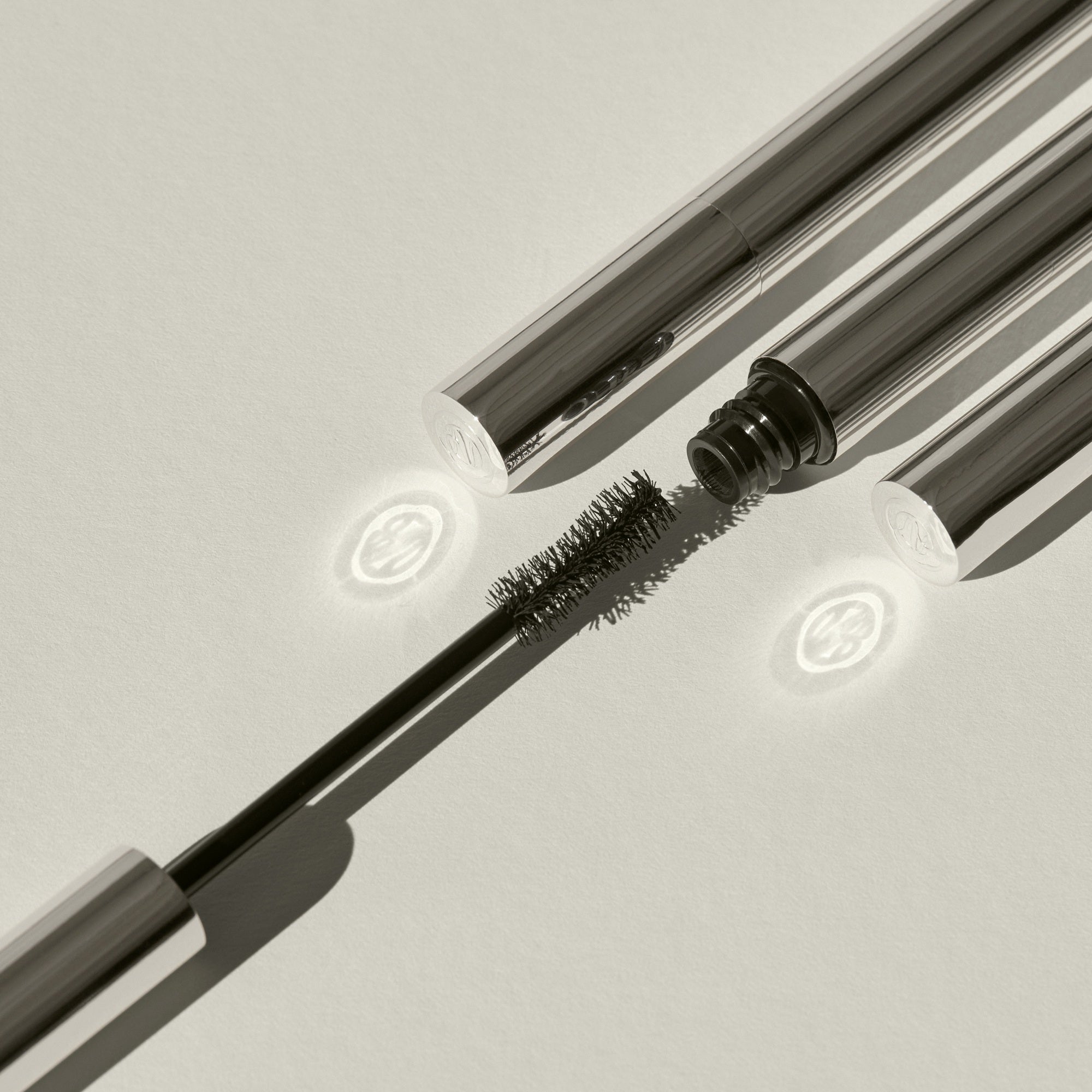 Holi(lash) Growth Mascara – durchsichtige Tube mit schwarzem Deckel, weißer Hintergrund – Wimpernserum