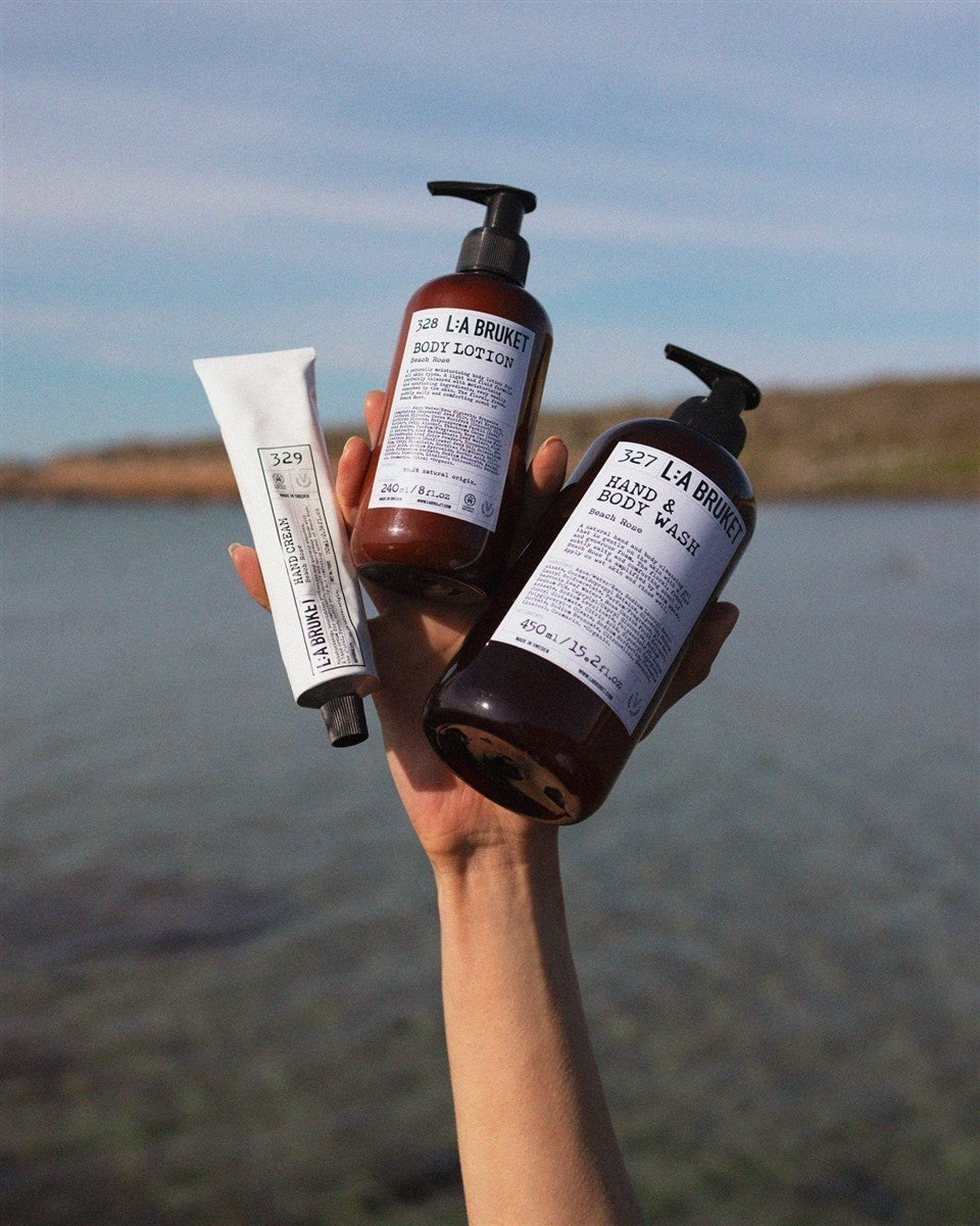 L:A Bruket Handcreme Nr. 329 Beach Rose – weiße Tube, schwarzer Deckel, natürlicher Hintergrund – Handpflege