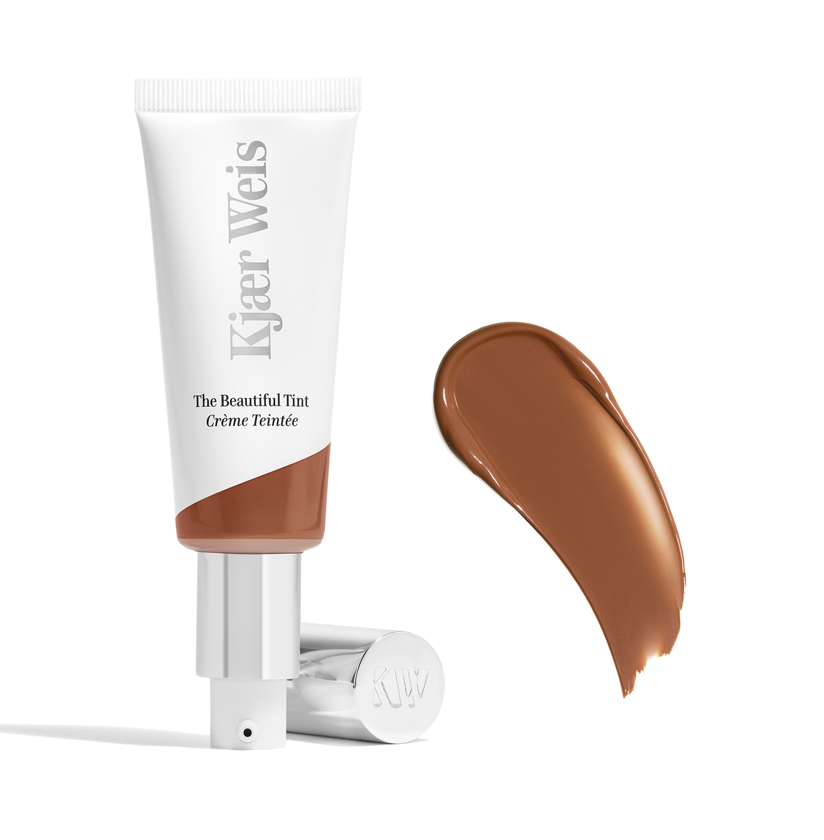 Kjaer Weis The Beautiful Tint Deep 3 – weiße Tube mit silbernem Pumpverschluss, weißer Hintergrund – Gesichtstönung