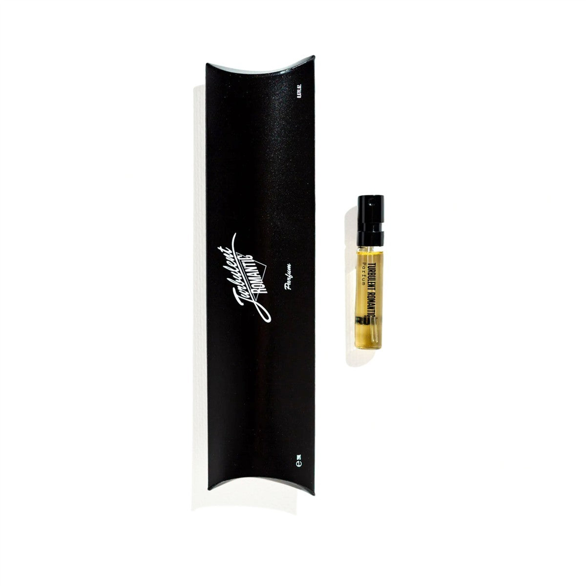 Turbulent Romantic Parfum – kleines Sprayfläschchen 2ml, schwarzer Zerstäuber, schwarze Verpackung, weißer Hintergrund – Parfüm