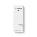 Dr. Hauschka Foundation 05 Nutmeg – weißes Kartonpaket 30ml, weißer Hintergrund – Make-up