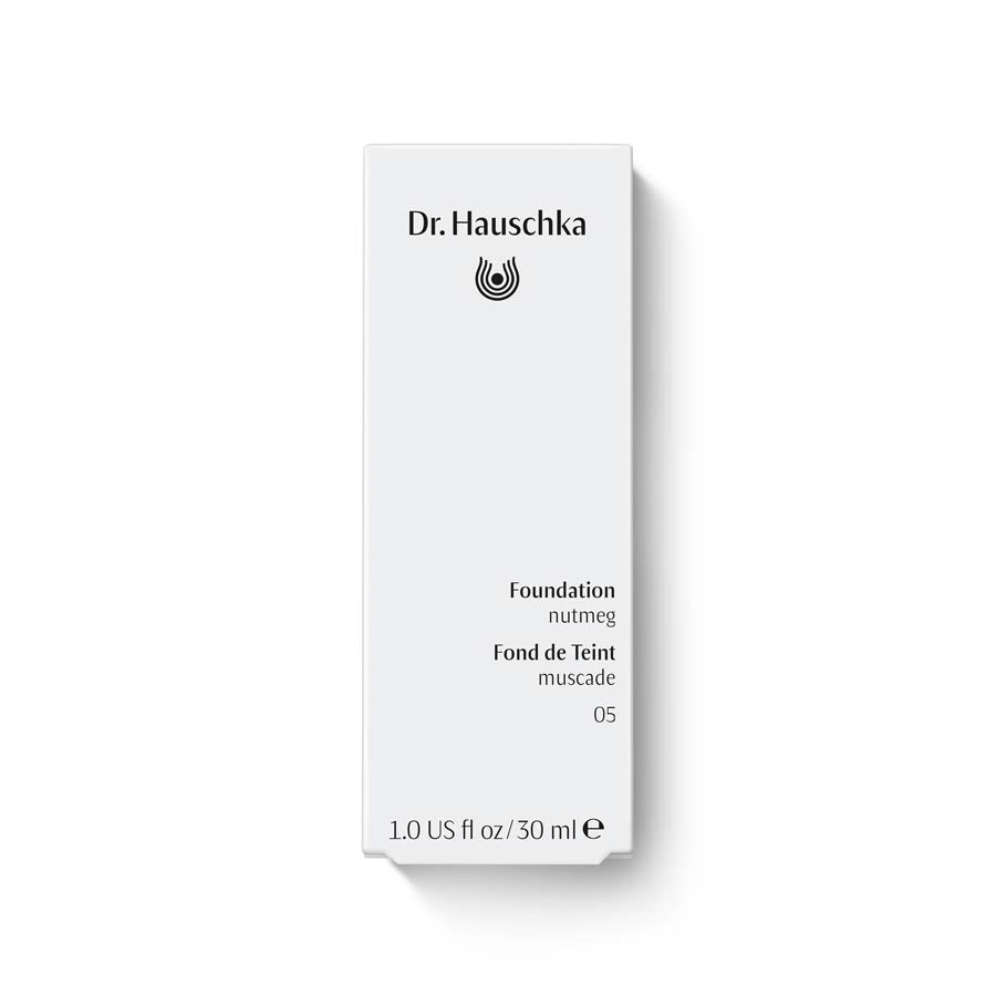 Dr. Hauschka Foundation 05 Nutmeg – weißes Kartonpaket 30ml, weißer Hintergrund – Make-up