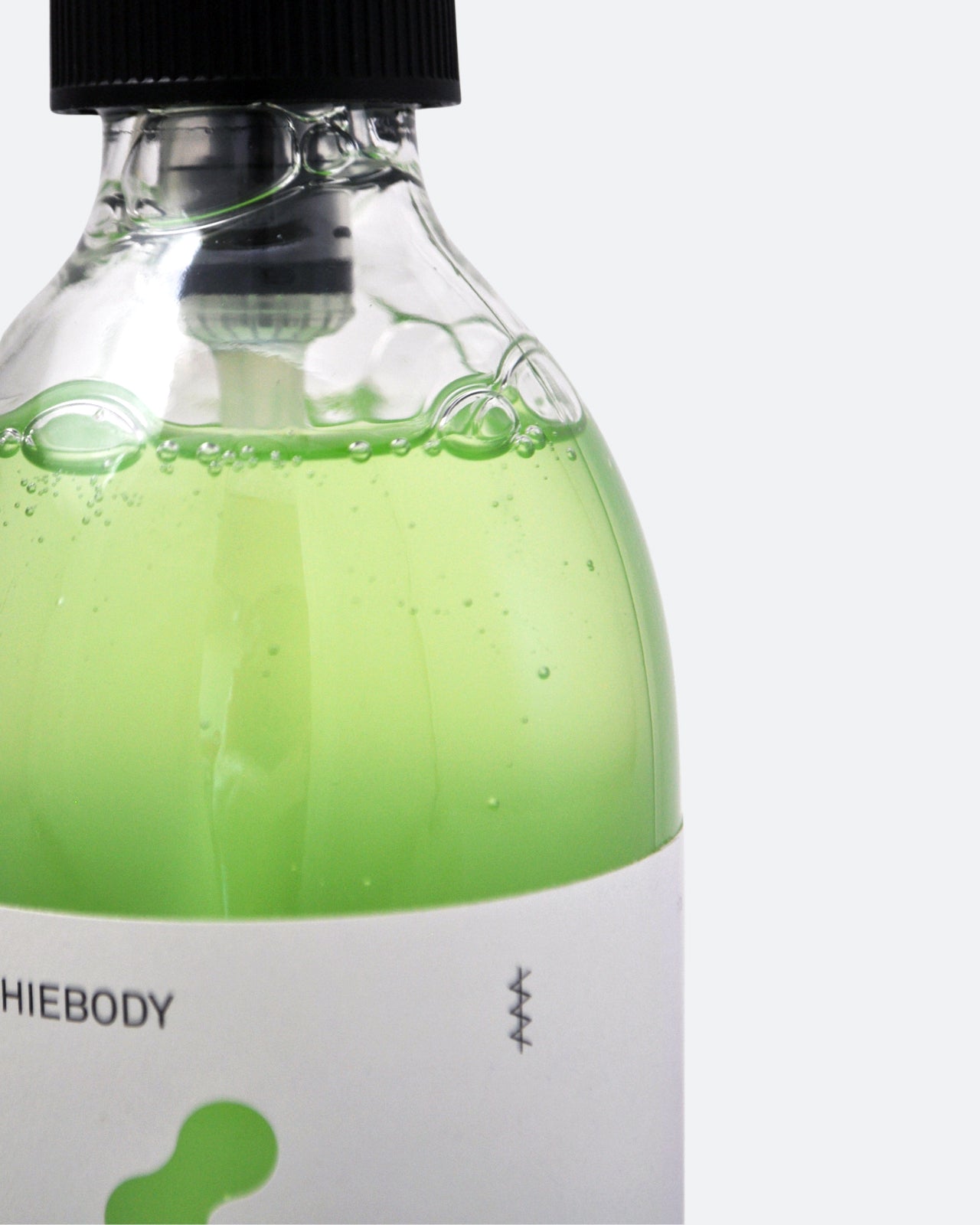 Smoothiebody Bath Vanilla Bergamot – grüne Flüssigkeit in klarem Glasflakon mit schwarzem Pumpverschluss, weißer Hintergrund – Körperpflege