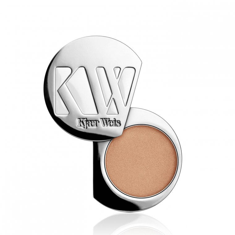 Kjaer Weis Eye Shadow Charmed Refill – silberner Metallbehälter, nudebrauner Lidschatten, weißer Hintergrund – Augenmake-up