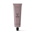 Eine mauvefarbene Tube Body Lotion von Salt & Stone mit dem Duft Black Rose & Oud.