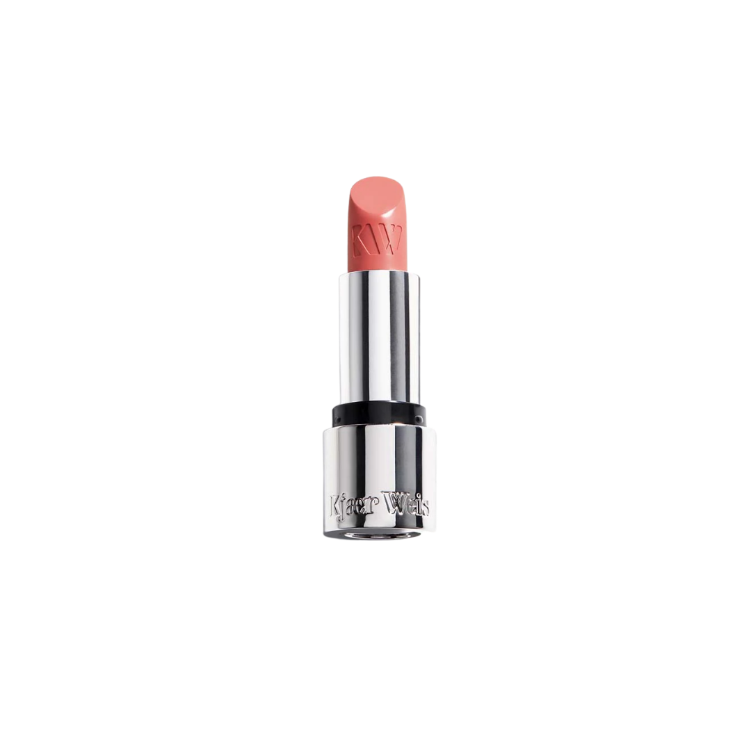 Kjaer Weis Lip Stick Blossoming – rosafarbener Stift in silberner Tube, weißer Hintergrund – Lippenstift