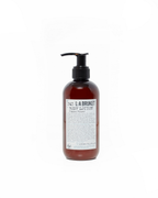 L:A Bruket No. 243 Bodylotion Fläder – braune Flasche 240ml mit Pumpverschluss, weißem Etikett und Hintergrund – Körperpflege