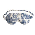 Le Duchesse de Chantilly Schlafmaske aus weißem Stoff mit blauem Toile-de-Jouy-Muster.