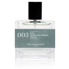 Bon Parfumeur 003 Yuzu: Gläserner Flakon mit schwarzem Verschluss und grauen Etikett auf weißem Grund, Parfum.