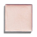 Cream Glow Highlighter Radiance – quadratische Puderform, roségoldener Glanz, weißer Hintergrund – Make-up