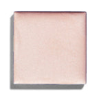 Cream Glow Highlighter Radiance – quadratische Puderform, roségoldener Glanz, weißer Hintergrund – Make-up