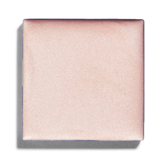 Cream Glow Highlighter Radiance – quadratische Puderform, roségoldener Glanz, weißer Hintergrund – Make-up