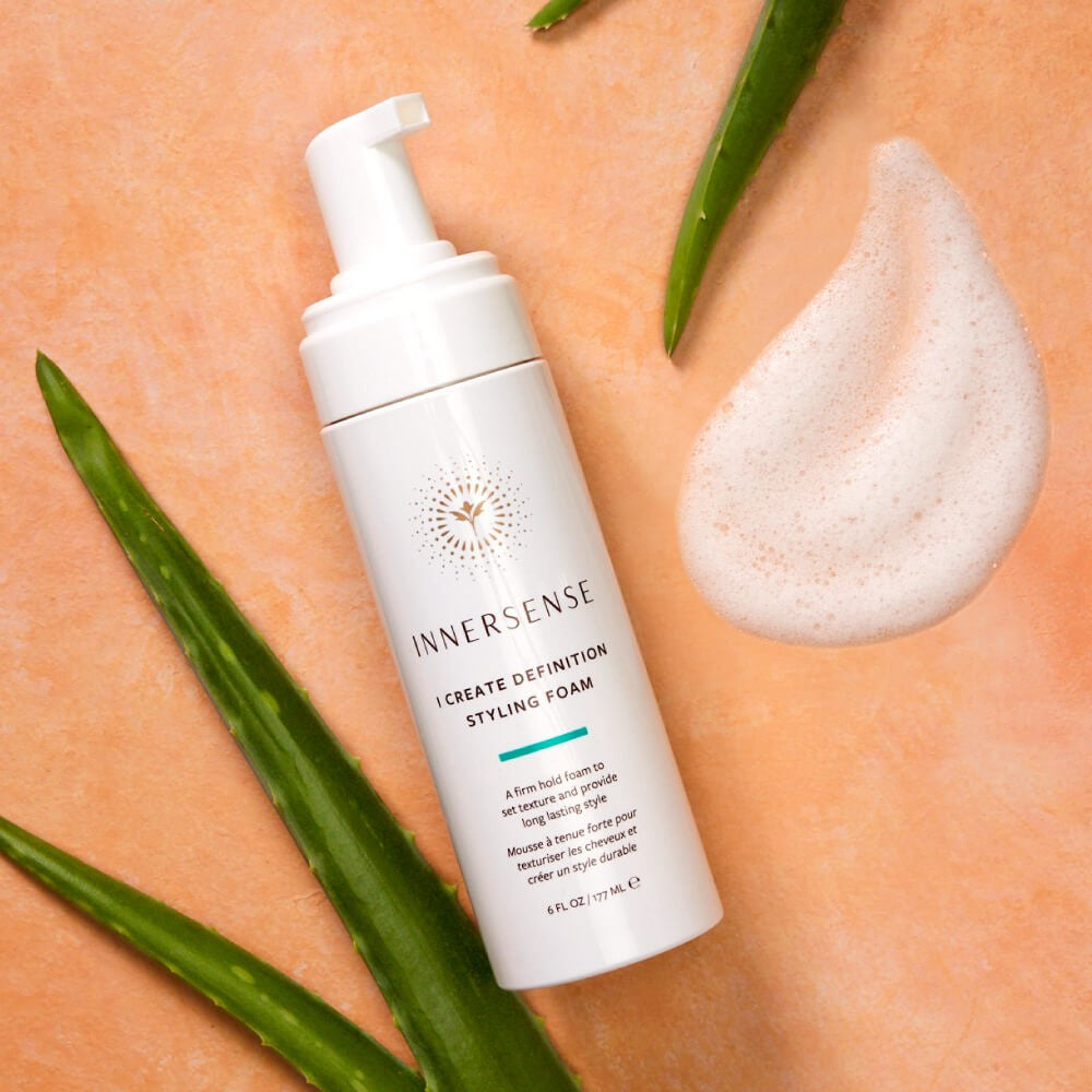 INNERSSENSE I Create Definition Styling Foam – weißes Pumpfläschchen 177ml, orangefarbener Hintergrund – Haarpflege