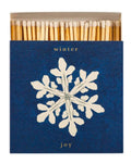 Winter Joy Streichhölzer – blaue Schachtel mit weißem Schneeflocken-Design, offener Deckel, weißer Hintergrund