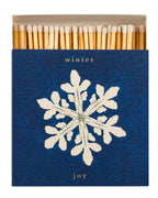 Winter Joy Streichhölzer – blaue Schachtel mit weißem Schneeflocken-Design, offener Deckel, weißer Hintergrund