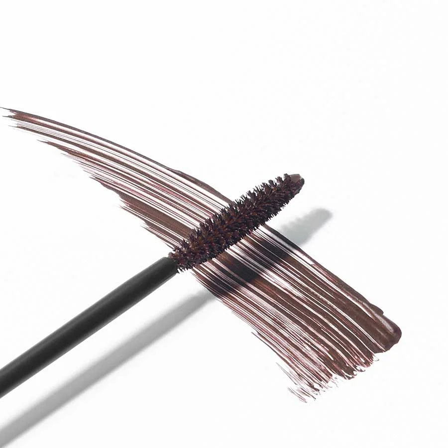 Defining Mascara 02 Brown – brauner Mascarastrich mit Bürste auf weißem Hintergrund – Augenmake-up