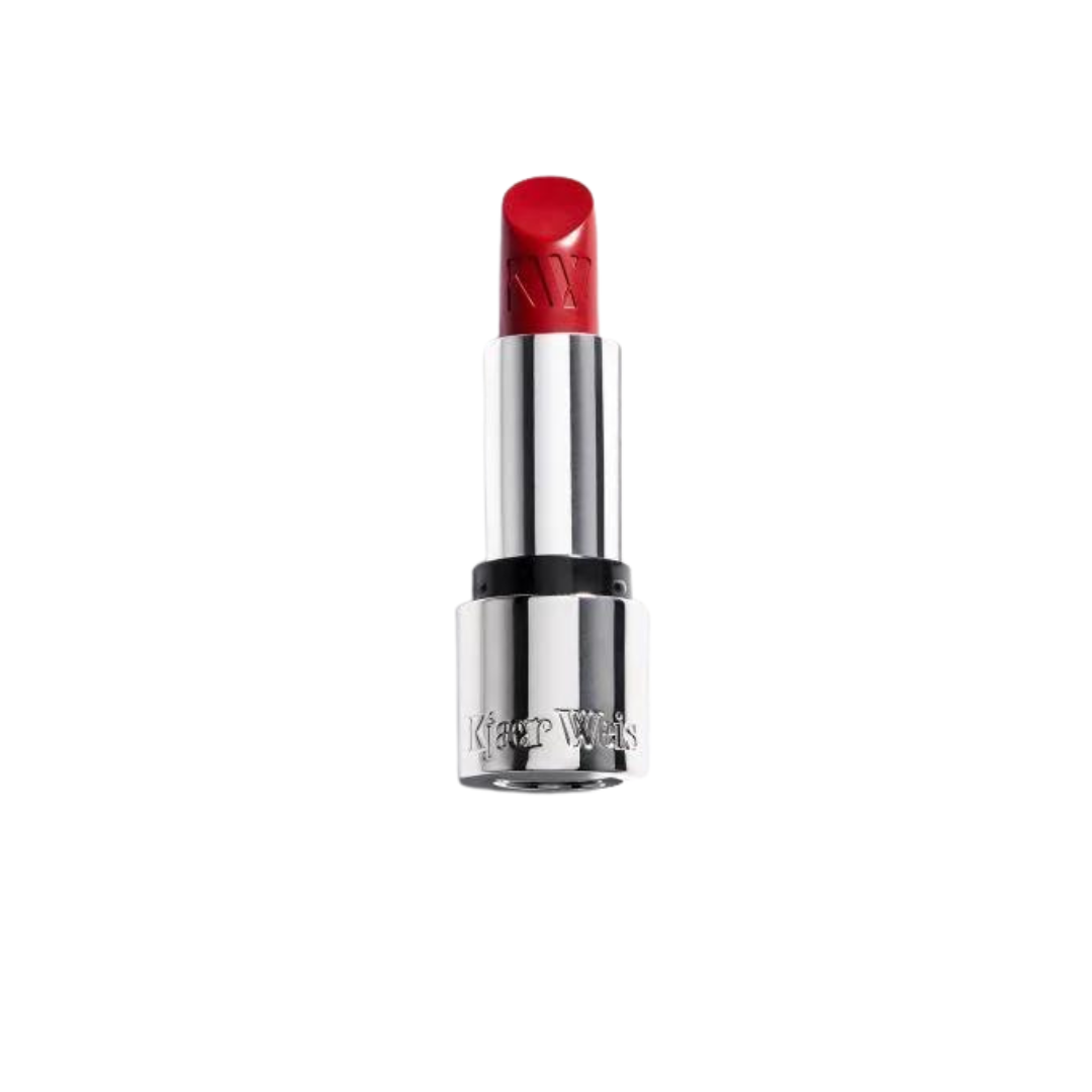 X Caroline Issa Lip Stick Sucré – roter Lippenstift in silberner Tube, weißer Hintergrund – Make-up
