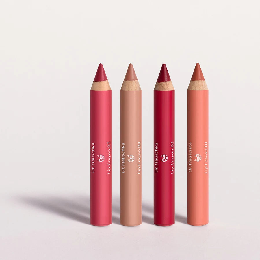 Dr. Hauschka Lip Crayon – vier farbige Stifte, keiner mit Kappe, weißer Hintergrund – Lippenstift
