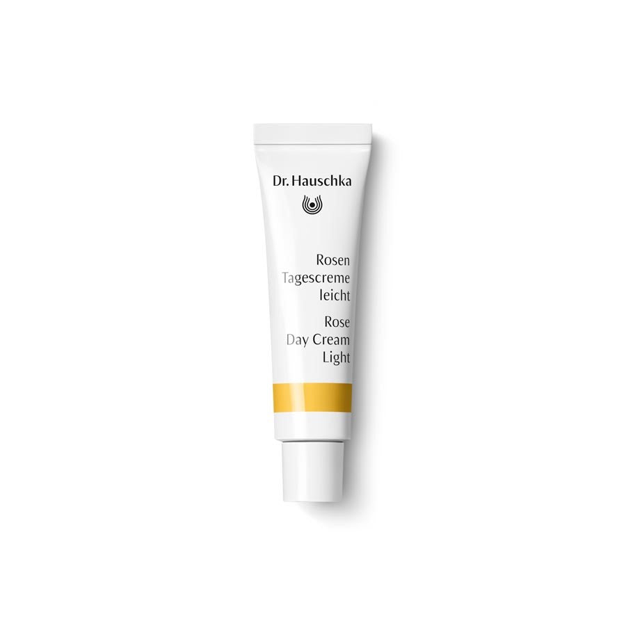Dr. Hauschka Rosen Tagescreme leicht – weiße Tube mit gelber Linie, weißem Deckel, weißem Hintergrund – Hautpflege
