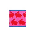 Kissing Rabbits Bio-Baumwoll-Gesichtstuch – pink mit roten Hasen, blauer Rand, weißer Hintergrund – Gesichtspflege