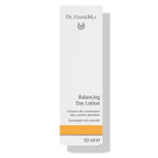 Dr. Hauschka Ausgleichendes Tagesfluid – 50ml, weißes Kartonpaket mit orangefarbenem Streifen, weißer Hintergrund – Hautpflege