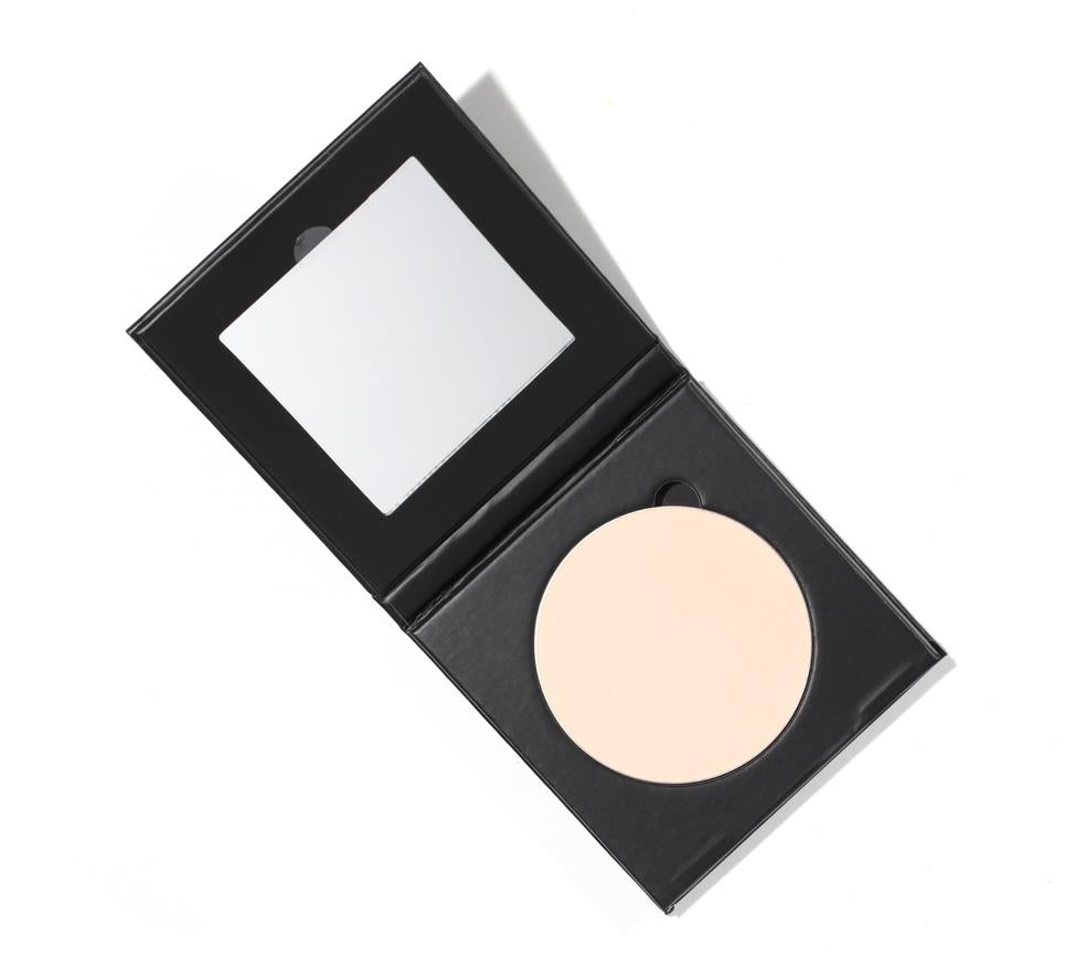 Gepresstes Fixierpuder Nachfüllung – schwarze quadratische Dose mit Spiegel, cremefarbener Puder, weißer Hintergrund – Make-up