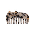 Cute Cat Kamm Schildpatt – cat-shaped hair comb with gold accents, white background – hair care