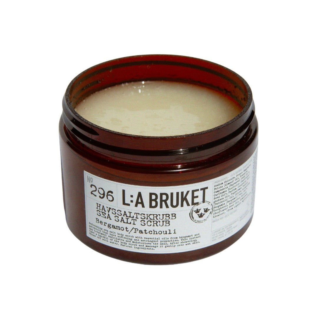 L:A Bruket No. 296 Meersalzpeeling Bergamotte/Patchouli – brauner Glasbehälter, weißes Etikett, weißer Hintergrund – Körperpflege