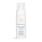 INNERSSENSE I Create Definition Styling Foam – weißes Pumpfläschchen 177ml, weißer Hintergrund – Haarpflege