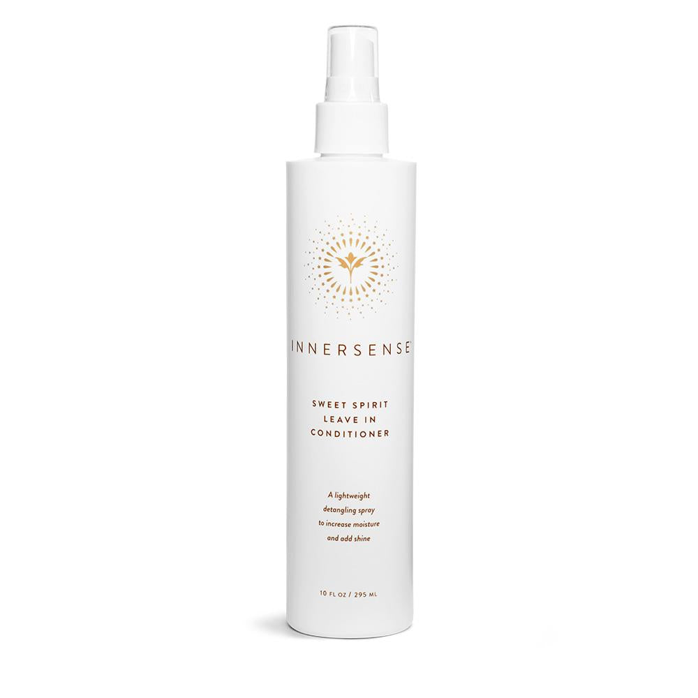 Innersense Sweet Spirit Leave in Conditioner – weißes Sprayfläschchen 295ml, weißer Sprühkopf, weißer Hintergrund – Haarpflege