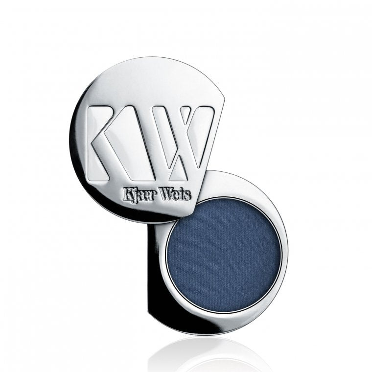 Kjaer Weis Eye Shadow Blue Wonder Refill – silberner Metallbehälter, dunkelblaues Pigment, weißer Hintergrund – Augenmake-up