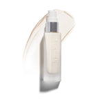 Kjaer Weis The Beautiful Primer – cremefarbene Flasche mit Pumpverschluss, weißem Hintergrund – Make-up Basis