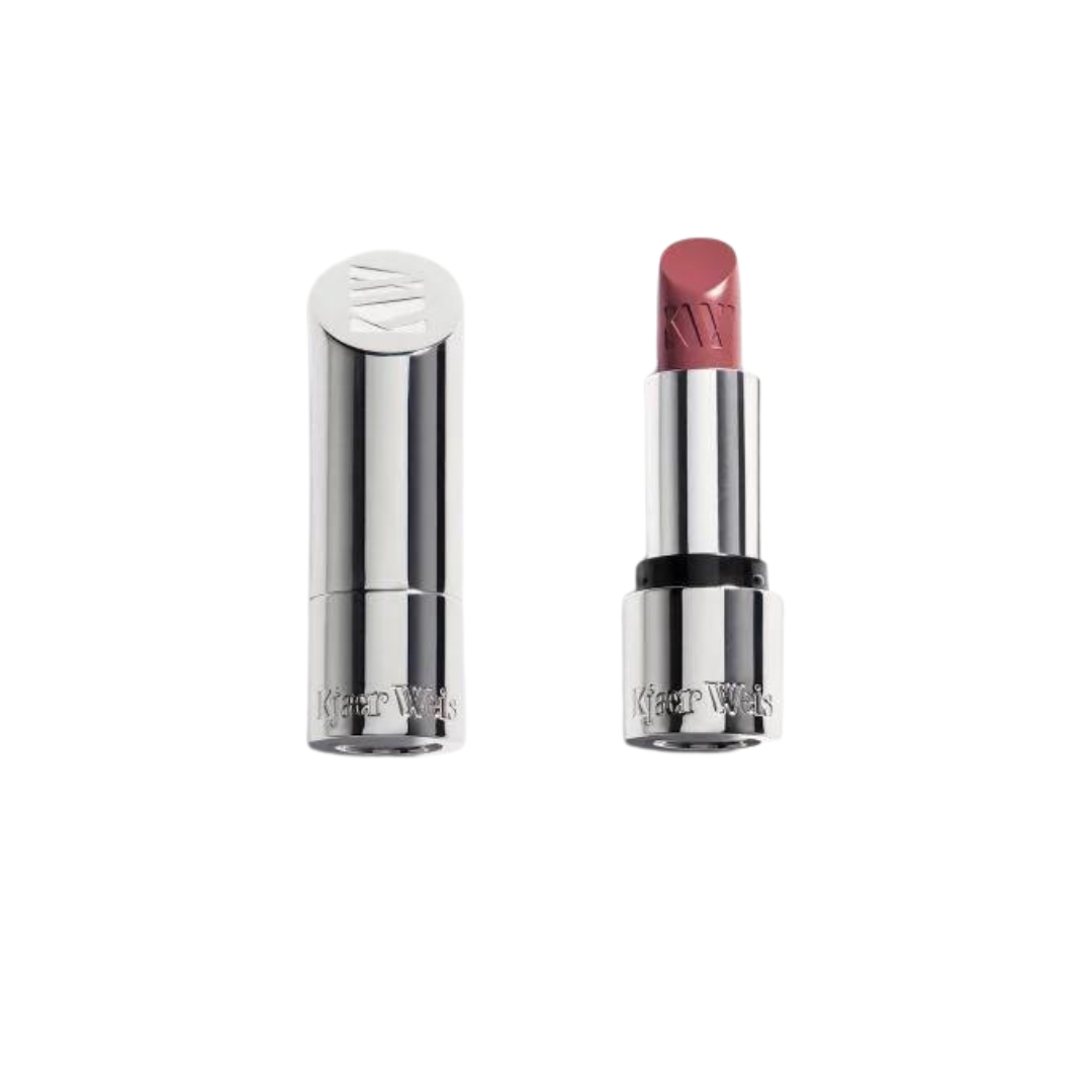 Kjaer Weis Lippenstift – silberner Tubus, rosafarbener Stift, weißer Hintergrund – Make-up