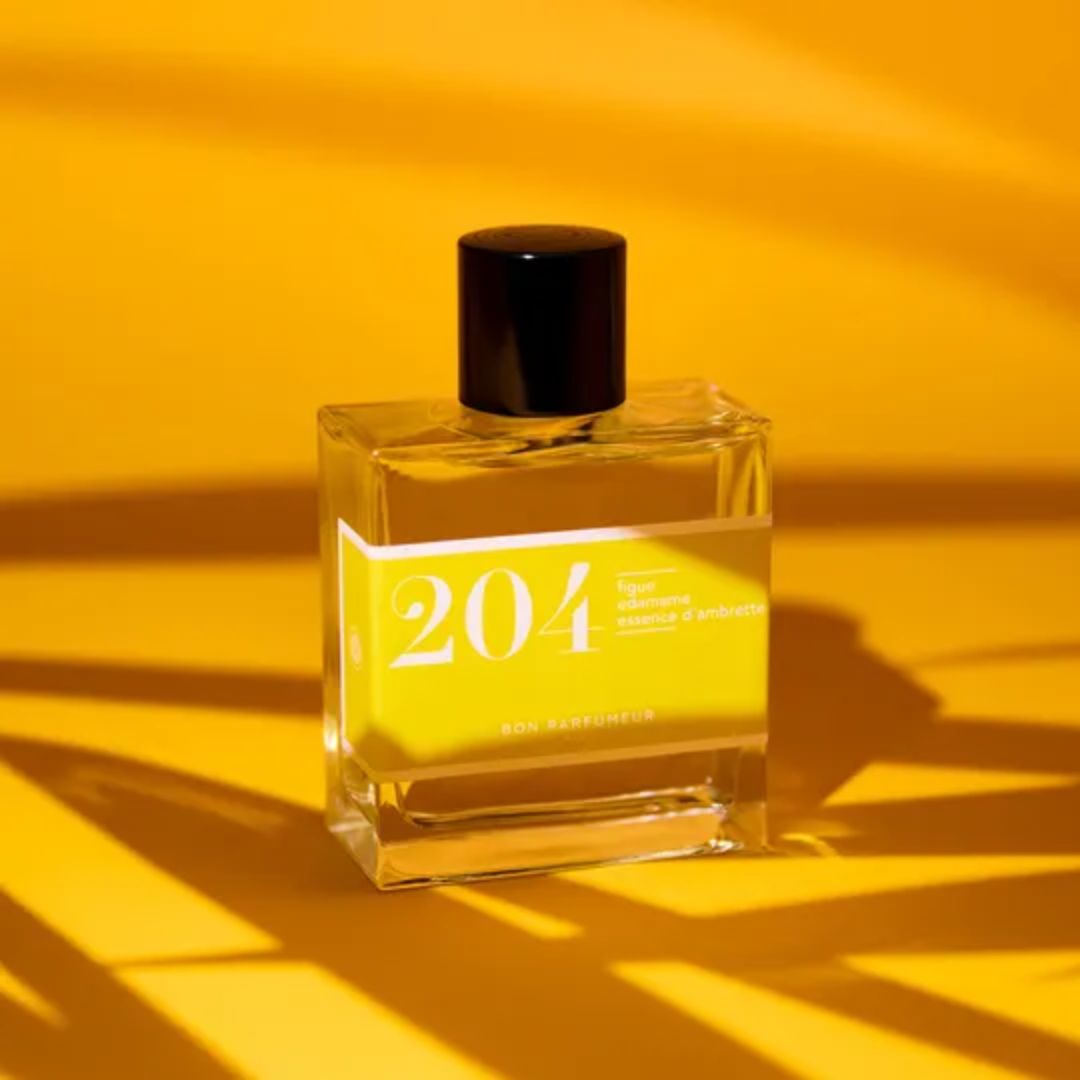 Bon Parfumeur 204 Velvet Fig Eau de Parfum – quadratische Glasflasche mit schwarzem Deckel, gelber Hintergrund – Parfüm