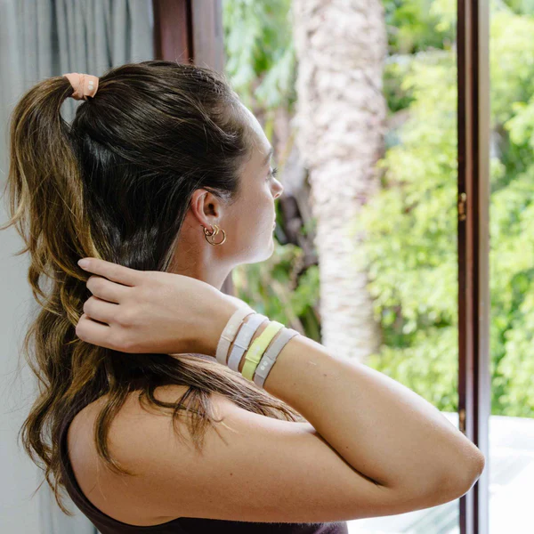 Plastic Free Flat Hair Ties Bright Spark – flache Haargummis in Pastelltönen, getragen im Pferdeschwanz – Haarpflege