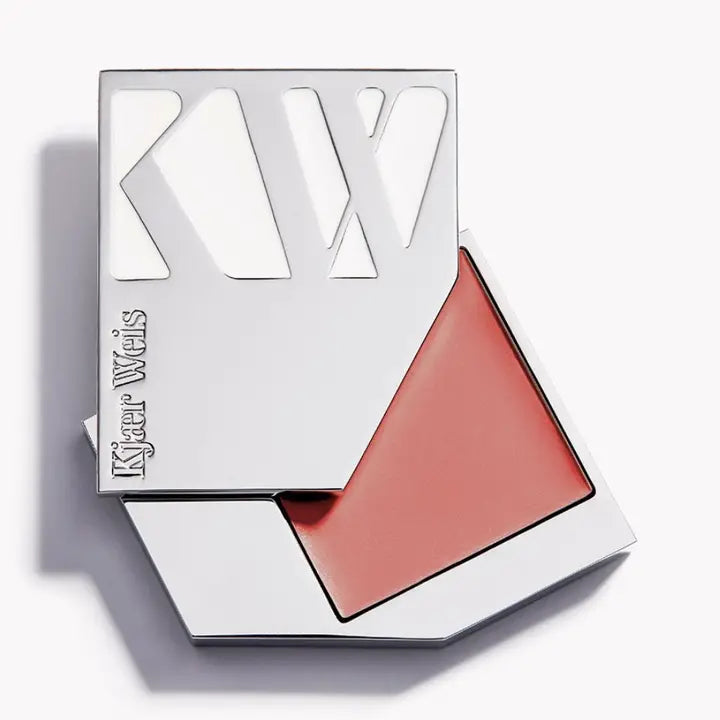 Kjaer Weis Cream Blush Sun Touched Refill – silbernes Quadrat, rosafarbener Blush, weißer Hintergrund – Gesichts Make-up