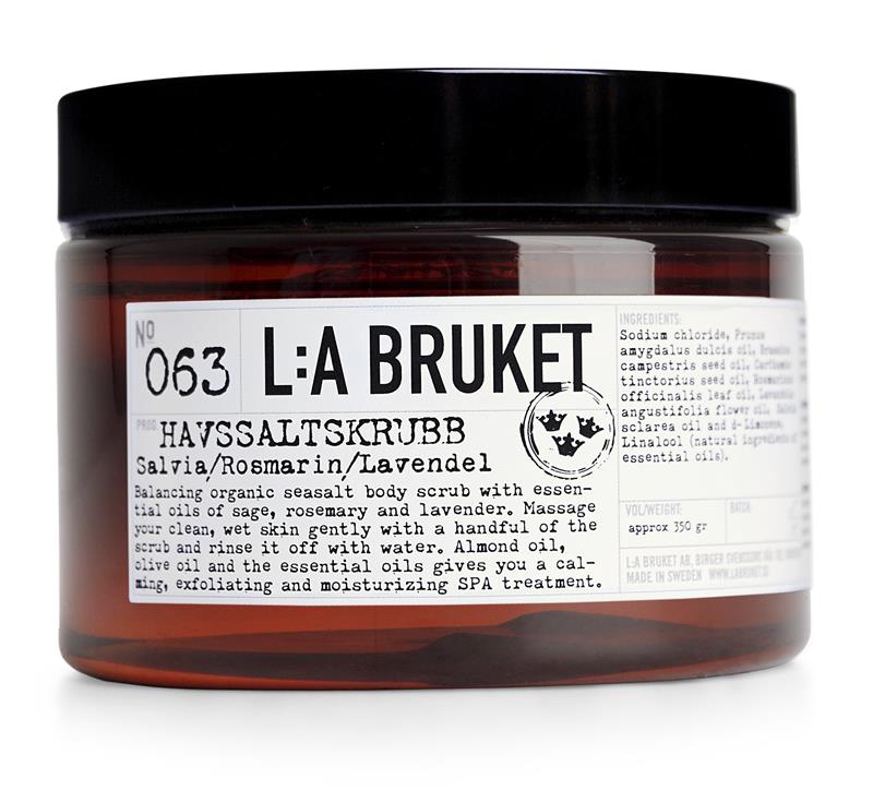 L:A BRUKET No. 063 Havssaltskrubb – brauner Glasbehälter 350g, schwarzer Deckel, weißer Hintergrund – Körperpflege