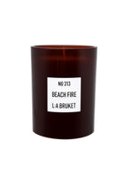 L:A Bruket No. 313 Beach Fire Kerze – braunes Glas, weißes Etikett, 260g, weißer Hintergrund – Duftkerze