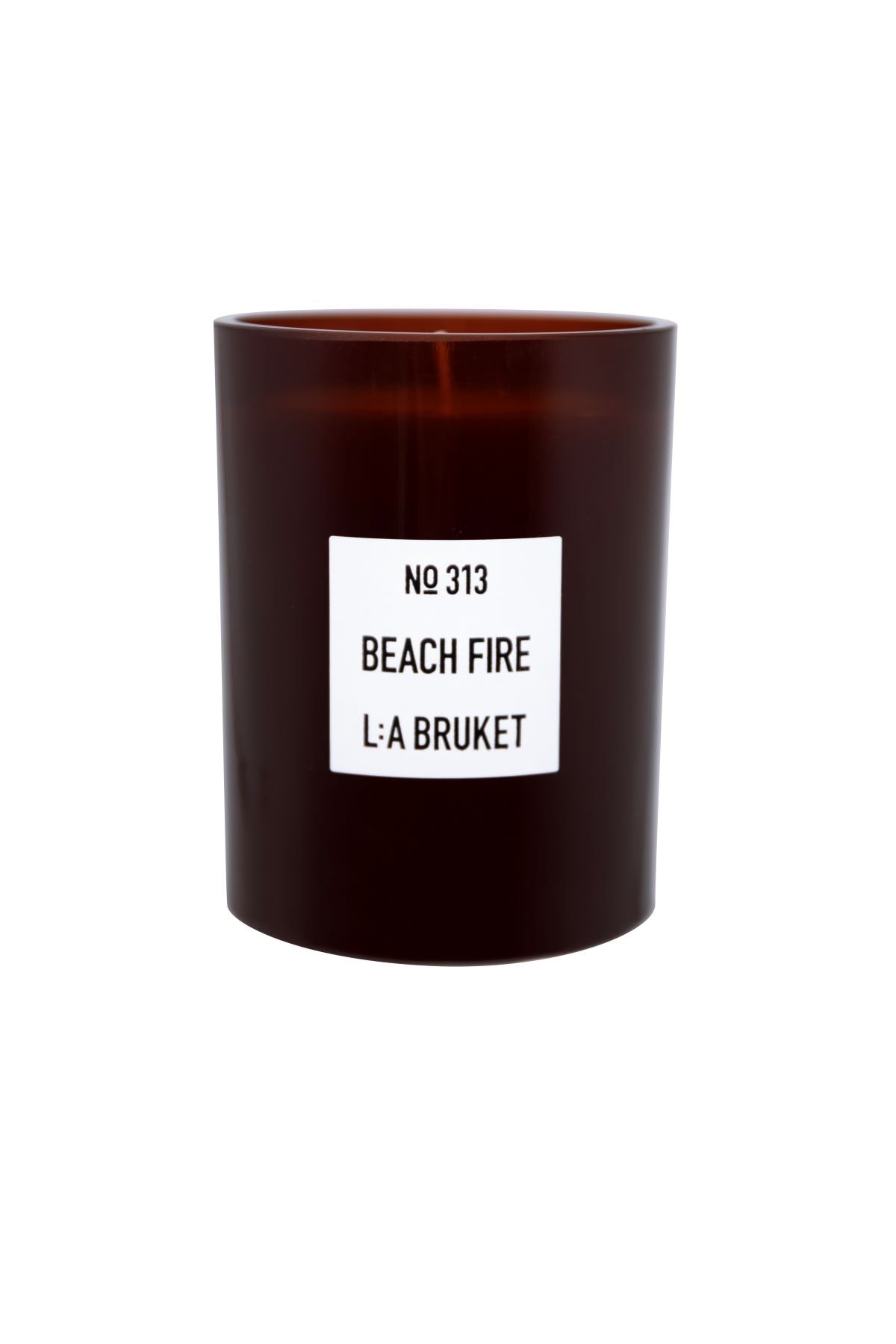L:A Bruket No. 313 Beach Fire Kerze – braunes Glas, weißes Etikett, 260g, weißer Hintergrund – Duftkerze