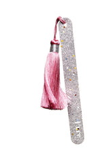 Glitzer-Nagelfeile mit rosa Quaste, silberner Sternendekor, weißem Hintergrund – Nagelpflege