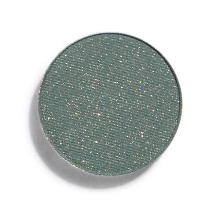 Eye Shadow Green Depth Refill – grüner Lidschatten mit Glitzer, weißer Hintergrund – Augenmakeup
