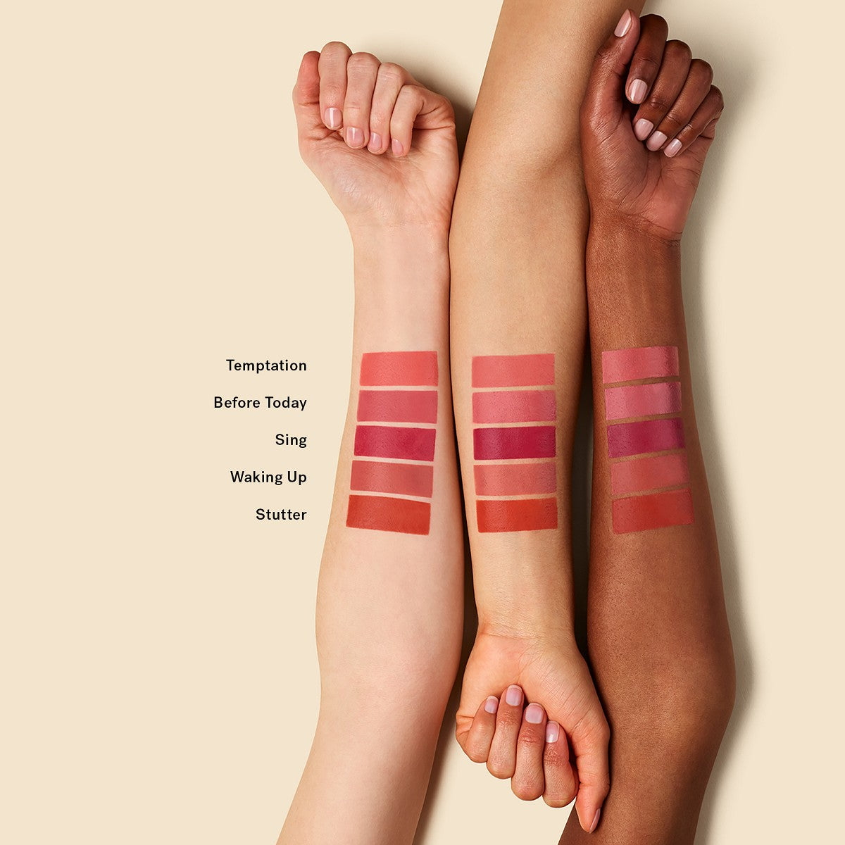 Color Haze Multi-use Pigment – Farb-Swatches auf drei Hauttönen, cremige Textur, beige Hintergrund – Make-up