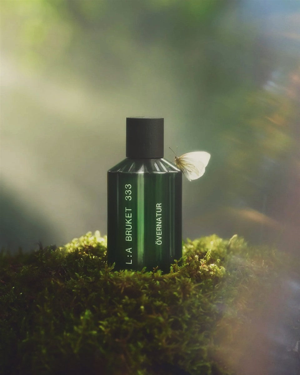 L:A BRUKET 333 Övernatur Eau de Parfum – grüne Sprayflasche mit schwarzem Deckel, Moos-Hintergrund – Parfüm