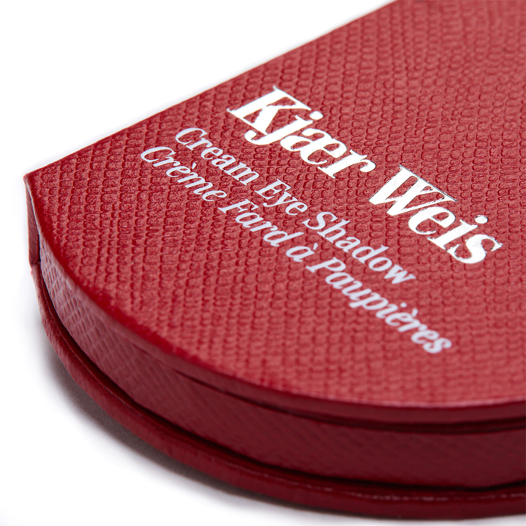 Kjaer Weis Cream Eye Shadow – rote Texturverpackung, weißer Schriftzug, weißer Hintergrund – Augen-Make-up